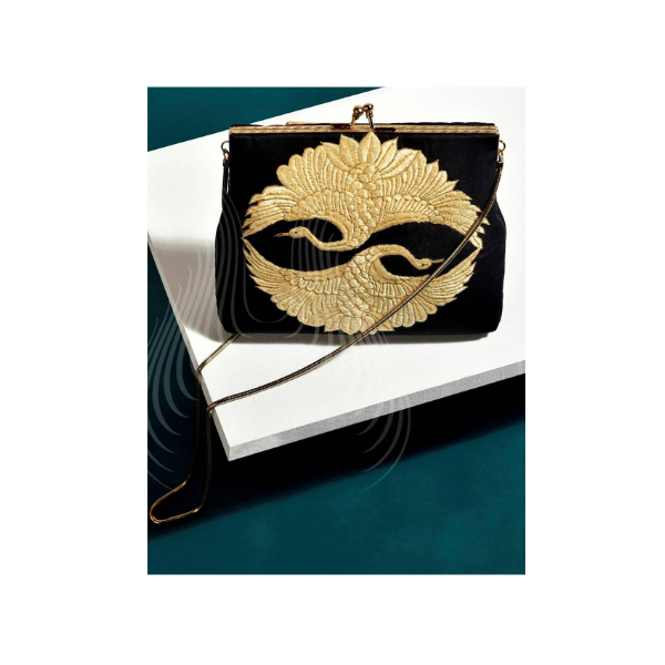 BLACK ALLURE WITH GARA SWANS (G27)